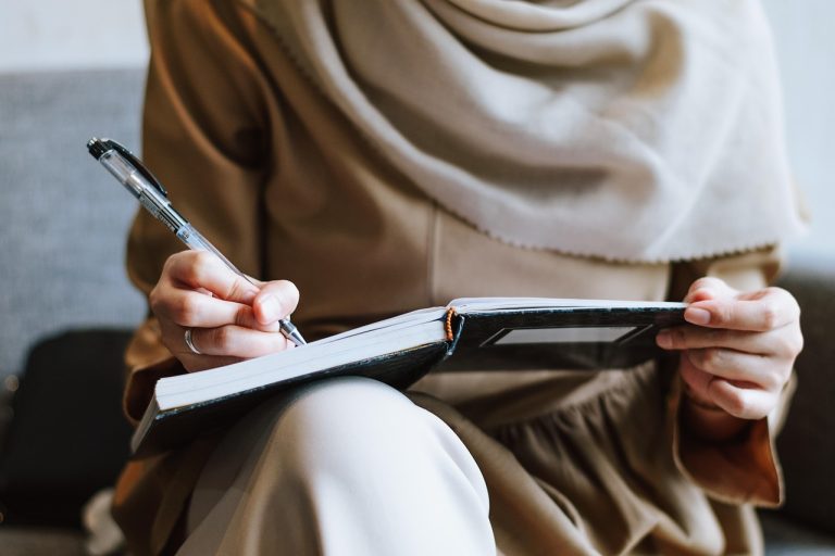 Muslim, woman, writing — Step-by-Step Guide to RXS Coin Kopen in the Crypto Market