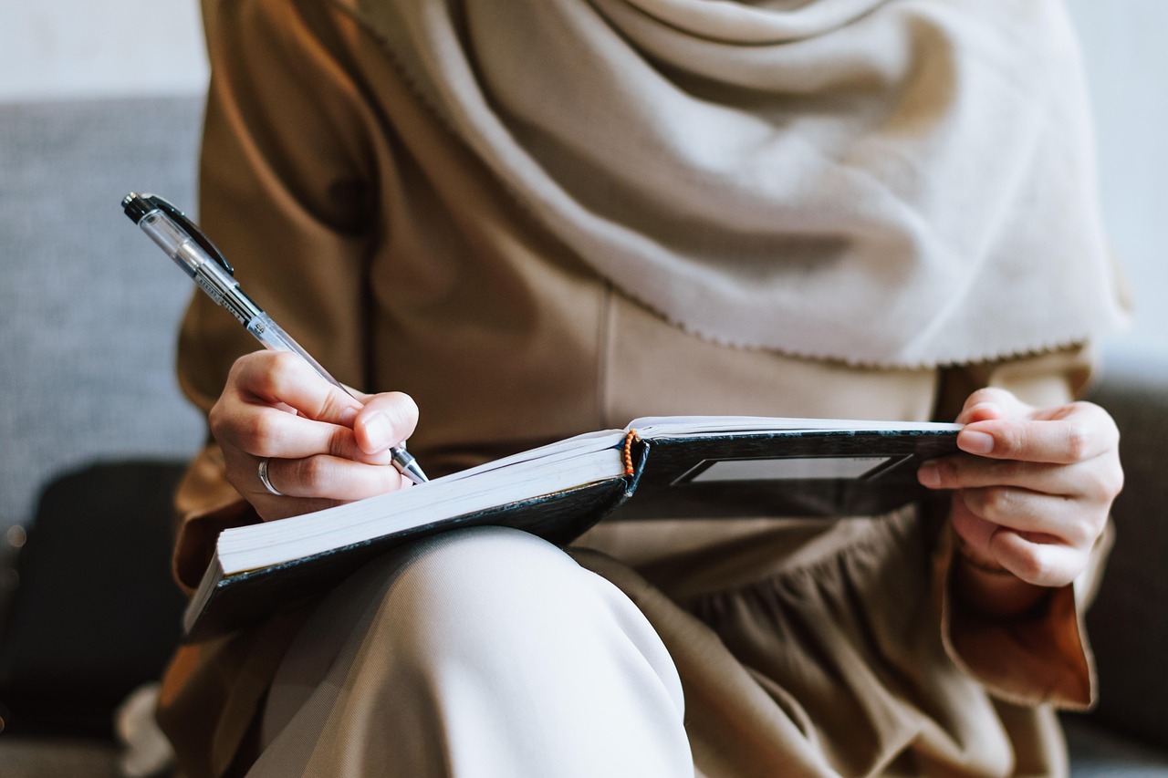 Muslim, woman, writing — Step-by-Step Guide to RXS Coin Kopen in the Crypto Market